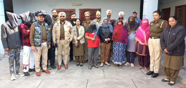 Read more about the article ਹੁਸ਼ਿਆਰਪੁਰ ‘ਚ ਪੁਲਿਸ ਨੇ ਸੈਕਸ ਰੈਕੇਟ ਦਾ ਕੀਤਾ ਪਰਦਾਫਾਸ਼, 6 ਔਰਤਾਂ ਸਮੇਤ 11 ਨੂੰ ਕੀਤਾ ਕਾਬੂ