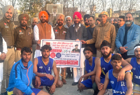 You are currently viewing ਥਾਣਾ ਗੜ੍ਹਦੀਵਾਲਾ ਪੁਲਿਸ ਵਲੋਂ ਬਾਸਕਟਬਾਲ ਟੂਰਨਾਮੈਂਟ ਕਰਵਾਇਆ