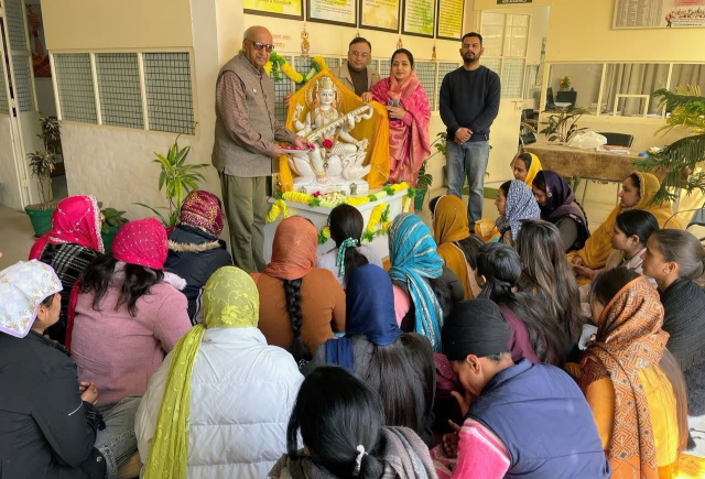 You are currently viewing  ਕੇ.ਐਮ.ਐਸ ਕਾਲਜ ਦੇ ਵਿਦਿਆਰਥੀਆਂ ਵੱਲੋਂ ਬਸੰਤ ਪੰਚਮੀ ਦੇ ਮੌਕੇ ਤੇ ਮਾਤਾ ਸਰਸਵਤੀ ਜੀ ਦੀ ਪੂਜਾ ਅਤੇ ਆਰਤੀ ਕੀਤੀ ਗਈ – ਪ੍ਰਿੰਸੀਪਲ ਡਾ.ਸ਼ਬਨਮ ਕੌਰ