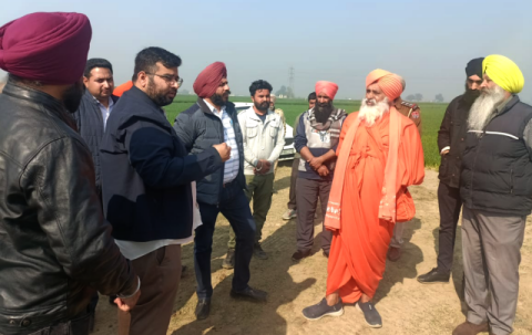 Read more about the article ਸੰਤ ਸੀਚੇਵਾਲ ਨੇ ਸਿੰਬਲੀ ਵਿਖੇ ਚਿੱਟੀ ਵੇਈਂ ’ਚ ਪਾਣੀ ਛੱਡਣ ਲਈ ਪੁੱਟੀ ਜਾ ਰਹੀ ਡਰੇਨ ਦਾ ਲਿਆ ਜਾਇਜ਼ਾ