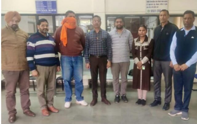 You are currently viewing ਤਹਿਸੀਲਦਾਰ ਦੇ ਨਾਂ ‘ਤੇ ਇਕ ਲੱਖ ਰੁਪਏ ਦੀ ਰਿਸ਼ਵਤ ਮੰਗਣ ਵਾਲਾ ਵਿਅਕਤੀ ਵਿਜੀਲੈਂਸ ਬਿਊਰੋ ਨੇ ਕੀਤਾ ਗ੍ਰਿਫਤਾਰ