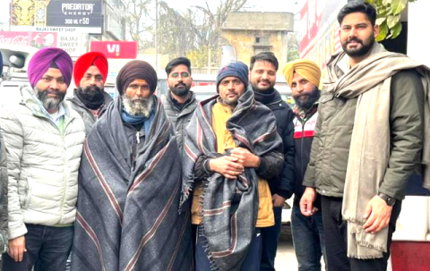 You are currently viewing ਸਰਬੱਤ ਦਾ ਭਲਾ ਚੈਰੀਟੇਬਲ ਟਰੱਸਟ ਕੰਬਲ ਵੰਡ ਕੇ ਗਰੀਬਾਂ ਤੇ ਲੋੜਵੰਦਾਂ ਨੂੰ ਦੇ ਰਿਹਾ ਹੈ ਨਿੱਘ : ਤਰੁਨਪ੍ਰੀਤ ਕਲਸੀ