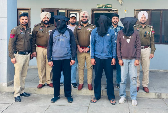 You are currently viewing ਤਿੰਨ ਨਸ਼ਾ ਤਸਕਰ ਇੱਕ ਦੇਸੀ ਪਿਸਟਲ,15 ਜਿੰਦਾ ਰੋਂਦ ਤੇ ਨਸ਼ੀਲੇ ਪਦਾਰਥਾਂ ਸਮੇਤ ਆਏ ਪੁਲਿਸ ਅੜਿੱਕੇ