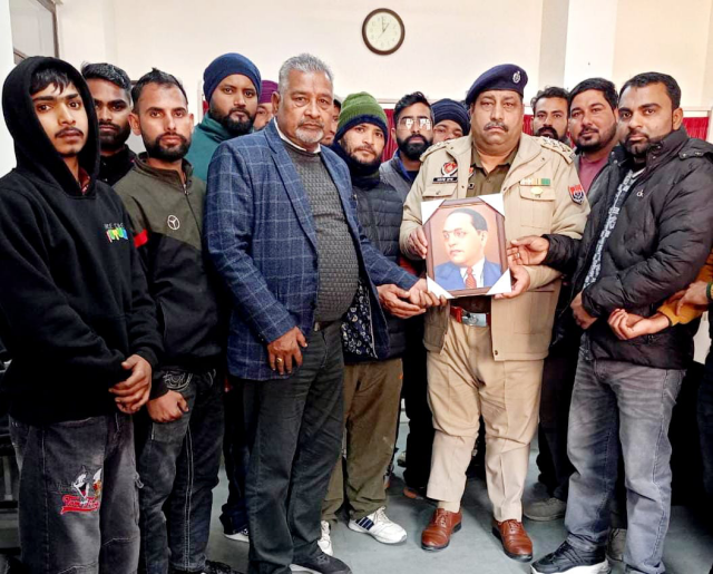 You are currently viewing ਬੇਗਮਪੁਰਾ ਟਾਇਗਰ ਫੋਰਸ ਨੇ ਡੀ ਐਸ ਪੀ ਸਿਟੀ ਅਮਰ ਨਾਥ ਨੂੰ ਕੀਤਾ ਸਨਮਾਨਿਤ