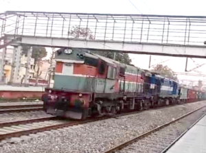 Read more about the article ਪੰਜਾਬ ਚ ਵੱਡਾ ਟ੍ਰੇਨ ਹਾਦਸਾ ਟਲਿਆ,ਬਿਨਾਂ ਡਰਾਈਵਰ ਦੇ 80 ਦੀ ਰਫਤਾਰ ਨਾਲ ਦੌੜੀ ਟ੍ਰੇਨ,ਵਿਭਾਗ ਨੂੰ ਹੱਥਾਂ ਪੈਰਾਂ ਦੀ ਪਈ