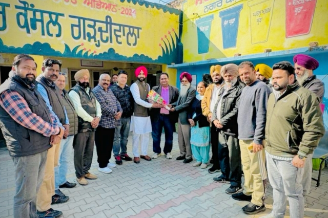 You are currently viewing ਰਾਮ ਪ੍ਰਕਾਸ਼ ਦੇ ਕਾਰਜ ਸਾਧਕ ਅਫ਼ਸਰ ਵਜੋਂ ਚਾਰਜ ਸੰਭਾਲਣ ‘ਤੇ ਚੌਧਰੀ ਰਾਜਵਿੰਦਰ ਰਾਜਾ ਤੇ ਸਾਥੀਆਂ ਵਲੋਂ ਸਵਾਗਤ ਕੀਤਾ