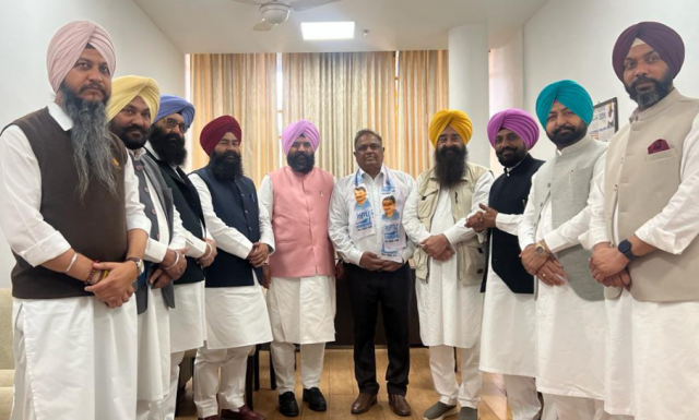 Read more about the article ਉਘੇ ਕਾਂਗਰਸੀ ਨੇਤਾ ਪਵਨ ਕਟਾਰੀਆ ਨੇ ਆਮ ਆਦਮੀ ਪਾਰਟੀ ਦਾ ਫੜਿਆ ਹੱਥ