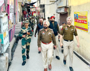 Read more about the article ਲੋਕ ਸਭਾ ਚੋਣਾਂ ਦੇ ਮੱਦੇਨਜ਼ਰ ਪੁਲਿਸ ਤੇ ਸੀਮਾ ਸੁਰੱਖਿਆ ਫੋਰਸ ਨੇ ਸ਼ਹਿਰ ‘ਚ ਕੱਢਿਆ ਸਯੁੰਕਤ ਫਲੈਗ ਮਾਰਚ