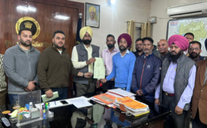 Read more about the article ਲਾਇਸਸ ਧਾਰਕਾਂ ਨੇ ਸਾਲਾਨਾ ਫੀਸ ਵਿਚ ਵਾਧਾ ਨਾ ਕਰਨ ਸਬੰਧੀ ਐੱਸ.ਡੀ.ਐਮ.ਦਸੂਹਾ ਨੂੰ ਸੌਂਪਿਆ ਮੰਗ-ਪੱਤਰ