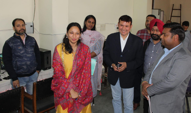 You are currently viewing ਪੇਡ ਖ਼ਬਰਾਂ ’ਤੇ ਨਜ਼ਰ ਰੱਖਣ ਲਈ ਮੀਡੀਆ ਸਰਟੀਫਿਕੇਸ਼ਨ ਅਤੇ ਮੋਨੀਟਰਿੰਗ ਕਮੇਟੀ ਹੋਈ ਕਾਰਜਸ਼ੀਲ