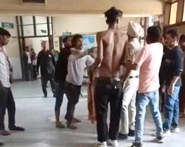 You are currently viewing ਸਰਕਾਰੀ ਹਸਪਤਾਲ ਦੇ ਓਟ ਸੈਂਟਰ ਵਿੱਚ ਨਸ਼ਾ ਛੱਡਣ ਦੀ ਗੋਲੀ ਖਾਣ ਵਾਲਿਆਂ ਦੇ ਦੋ ਗੁੱਟ ਹੋਏ ਆਹਮੋ-ਸਾਹਮਣੇ