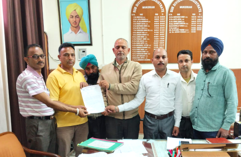You are currently viewing दि वर्किंग रिपोर्टर्स एसोसिएशन पंजाब ऑफ इंडिया ने मुख्यमंत्री के नाम एक मांग पत्र एस.डी.एम मुकेरिया को दिया