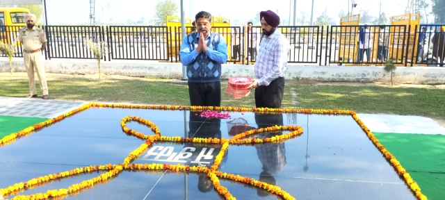 You are currently viewing *ਡਿਪਟੀ ਕਮਿਸ਼ਨਰ ਅਤੇ ਐਸ.ਐਸ.ਪੀ ਨੇ ਸ਼ਹੀਦ ਦੇ ਜੱਦੀ ਪਿੰਡ ਵਿੱਚ ਜਾ ਕੇ ਕੀਤੀ ਸ਼ਰਧਾਂਜਲੀ ਭੇਂਟ*