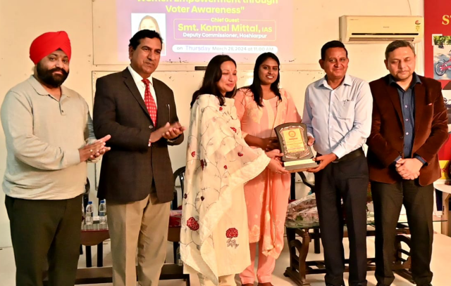 You are currently viewing ਔਰਤਾਂ ਨੂੰ ਵੋਟਰ ਵਜੋਂ ਜਾਗਰੂਕ ਅਤੇ ਸਸ਼ਕਤ ਬਣਨ ਦੀ ਲੋੜ – ਕੋਮਲ ਮਿੱਤਲ