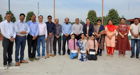 You are currently viewing ਕੰਨਿਆਂ ਸਕੂਲ ਤਲਵਾੜਾ ਦੀਆਂ ਤਿੰਨ ਲੋੜਵੰਦ ਅਤੇ ਹੋਣਹਾਰ ਵਿਦਿਆਰਥਣਾਂ ਨੂੰ ਸਰਬੱਤ ਦਾ ਭਲਾ ਚੈਰੀਟੇਬਲ ਟਰੱਸਟ ਵੱਲੋਂ ਚੈੱਕ ਕੀਤੇ ਭੇਂਟ