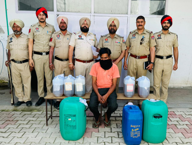 You are currently viewing 263 ਬੋਤਲਾਂ ਨਜਾਇਜ਼ ਸ਼ਰਾਬ ਸਮੇਤ ਇੱਕ ਨੌਜਵਾਨ ਪੁਲਿਸ ਅੜਿੱਕੇ
