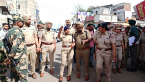 Read more about the article SSP ਬਟਾਲਾ ਮੈਡਮ ਅਸ਼ਵਨੀ ਗੋਟਿਆਲ ਦੀ ਅਗਵਾਈ ਹੇਠ ਪੰਜਾਬ ਪੁਲਿਸ ਵਲੋਂ ਬਟਾਲਾ ਸ਼ਹਿਰ ਦੇ ਵੱਖ-ਵੱਖ ਇਲਾਕਿਆਂ ਵਿੱਚ ਪੈਰਾ ਮਿਲਟਰੀ ਫੋਰਸ ਨਾਲ ਫਲੈਗ ਮਾਰਚ