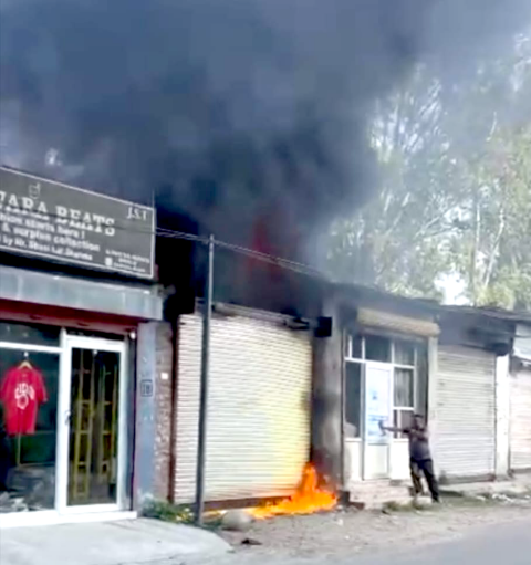 You are currently viewing खोखा मार्किट में दुकान को लगी भयानक आग लगने से मची अफरा-तफरी,सारा समान जलकर हुआ राख