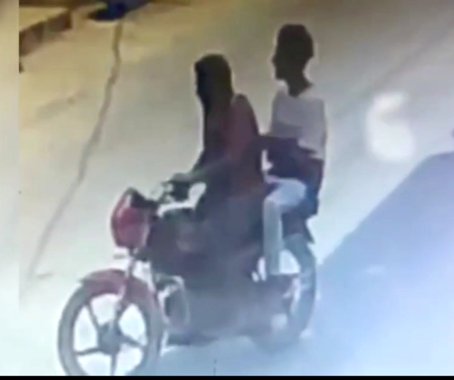 You are currently viewing ਚਿੱਟੇ ਦਿਨੀ ਦੋ ਮੋਟਰਸਾਈਕਲ ਸਵਾਰ ਲੁਟੇਰੇ ਦੁਕਾਨ ਤੋਂ ਮੋਬਾਈਲ ਫੋਨ ਚੁੱਕ ਕੇ ਫਰਾਰ