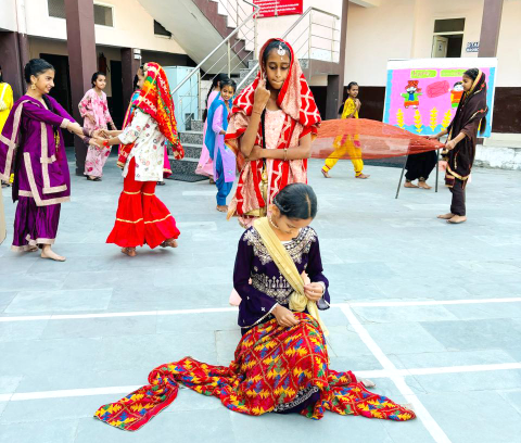 Read more about the article डी.ए.वी.पब्लिक स्कूल गढ़दीवाला में बैसाखी का पर्व हर्षोल्लास से मनाया गया