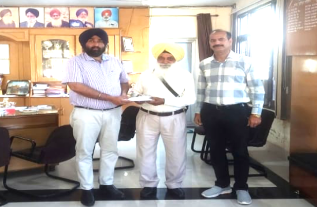 You are currently viewing *ਖ਼ਾਲਸਾ ਕਾਲਜ ਗੜ੍ਹਦੀਵਾਲਾ ਦੇ ਗ਼ਰੀਬ ਅਤੇ ਜ਼ਰੂਰਤਮੰਦ ਵਿਦਿਆਰਥੀਆਂ ਨੂੰ ਸ.ਹਰਦੀਪ ਸਿੰਘ ਢਿੱਲੋਂ ਨੇ ਇੱਕ ਲੱਖ ਰੁਪਏ ਦੀ ਰਾਸ਼ੀ ਦਾਨ ਕੀਤੀ*