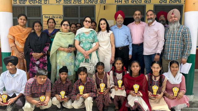 You are currently viewing NRI ਸ.ਚਰਨਜੀਤ ਸਿੰਘ ਸਹੋਤਾ ਤੇ ਉਨ੍ਹਾਂ ਦੇ ਪਰਿਵਾਰ ਨੇ ਹੋਣਹਾਰ ਵਿਦਿਆਰਥੀਆਂ ਨੂੰ ਇਨਾਮ ਵੰਡੇ