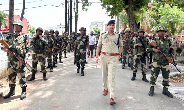 You are currently viewing SSP ਹਰੀਸ਼ ਦਾਯਮਾ ਦੀ ਅਗਵਾਈ ਹੇਠ ਪੰਜਾਬ ਪੁਲਿਸ ਤੇ ਅਰਧ ਸੈਨਿਕ ਬਲਾਂ ਦੇ ਜਵਾਨਾਂ ਵੱਲੋਂ ਗੁਰਦਾਸਪੁਰ ਵਿਖੇ ਫਲੈਗ ਮਾਰਚ