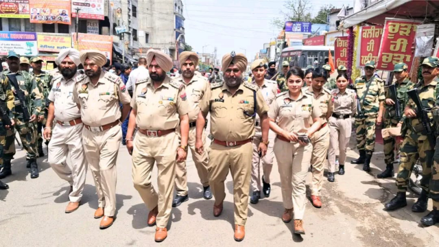 You are currently viewing लोकसभा चुनाव काे लेकर बटाला में पुलिस, बीएसएफ व कमांडो की तरफ से फ्लैग मार्च निकाला
