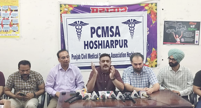 You are currently viewing ਡਾਕਟਰ ਨਾਲ ਹੋਈ ਘਟਨਾ ਦੇ ਰੋਸ ਚ ਇਕੱਠੇ ਹੋਏ ਮੁਲਾਜ਼ਿਮ ਅਤੇ ਅਧਿਕਾਰੀ