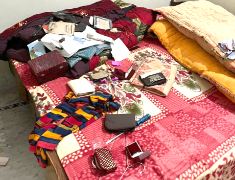 You are currently viewing ਅਣਪਛਾਤੇ ਚੋਰ ਇੱਕ ਘਰ ਚੋਂ ਸੋਨੇ ਦੇ ਗਹਿਣੇ ਤੇ ਨਕਦੀ ਚੋਰੀ ਕਰਕੇ ਹੋਏ ਰਫੂਚੱਕਰ