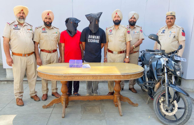 You are currently viewing ਚੋਰੀ ਅਤੇ ਖੋਹਾਂ ਦੀਆਂ ਵਾਰਦਾਤਾਂ ਕਰਨ ਵਾਲੇ ਦੋ ਦੋਸ਼ੀ, ਚੋਰੀ ਸ਼ੁਦਾ ਰਿਵਾਲਵਰ 32 ਬੋਰ,5 ਜਿੰਦਾ ਰੌਂਦ,2 ਮਿਸ ਫਾਇਰ ਰੌਂਦ ਅਤੇ 570 ਨਸ਼ੀਲੀਆਂ ਗੋਲੀਆਂ ਸਮੇਤ ਆਏ ਪੁਲਿਸ ਅੜਿੱਕੇ 