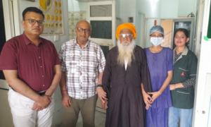 Read more about the article ਰਾਮਨੌਮੀ ਦੇ ਸ਼ੁੱਭ ਦਿਹਾੜੇ ਤੇ ਨਿਹੰਗ ਨਾਹਰ ਸਿੰਘ ਬਾਲਾ ਕੁੱਲੀਆਂ ਨੂੰ ਅੱਖਾਂ ਦੀ ਰੌਸ਼ਨੀ ਦੇ ਕੇ ਚੌਧਰੀ ਕੁਮਾਰ ਸੈਣੀ ਨੇ ਆਪਣੇ ਪ੍ਰਣ ਦੀ ਪੂਰਤੀ ਕੀਤੀ – ਡਾਕਟਰ ਸੁਧਾਕਰ ਮਿੱਤਲ