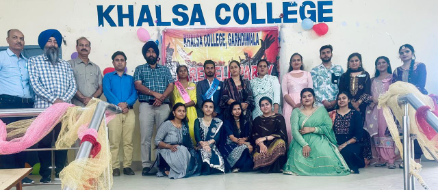 You are currently viewing ਪੋਸਟ-ਗ੍ਰੈਜੂਏਸ਼ਨ ਕਲਾਸਾਂ ਦੇ ਵਿਦਿਆਰਥੀਆਂ ਲਈ ਵਿਦਾਇਗੀ ਪਾਰਟੀ ਦਾ ਆਯੋਜਨ