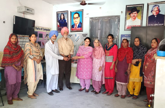 You are currently viewing ਚੋਹਕਾ ਜੋੜੀ ਵੱਲੋਂ ਆਪਣੇ ਪਿੰਡ ਦੇ ਮਿਡਲ ਸਕੂਲ ਨੂੰ ਦਿੱਤੀ ਪੰਜ ਹਜਾਰ ਰੁਪਏ ਦੀ ਸਹਾਇਤਾ