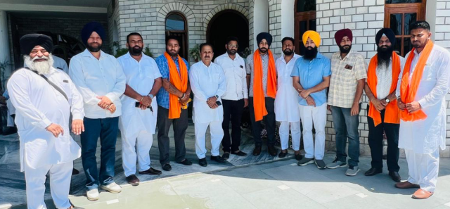 You are currently viewing ਸੰਦੀਪ ਸਿੰਘ ਡੱਫਰ ਦੇ ਜਰਨਲ ਸਕੱਤਰ ਬਣਨ ਤੇ ਕਮਲਜੀਤ ਕੁਲਾਰ ਵਲੋਂ ਸਨਮਾਨ