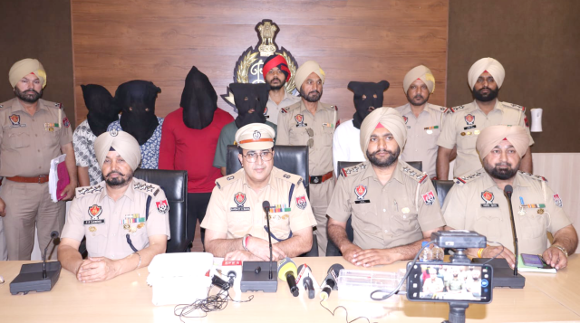 You are currently viewing ਮੁਕੇਰੀਆਂ ‘ਚ ਆਪਣੀ ਦੁਕਾਨ ਤੇ ਖੁਦ ਹੀ ਲੁੱਟ ਦਾ ਡਰਾਮਾ ਰਚਣ ਵਾਲਾ ਜਿਉਲਰਜ਼ ਲੁਟੇਰਿਆਂ ਸਮੇਤ ਚੜ੍ਹਿਆ ਪੁਲਿਸ ਦੇ ਅੜਿੱਕੇ