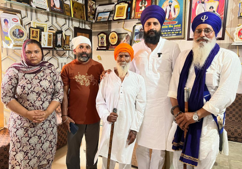 Read more about the article ਸੁਸਾਇਟੀ ਨੇ ਲਾਪਤਾ ਬਜੁਰਗ ਨੂੰ ਪਰਿਵਾਰ ਨਾਲ ਮਿਲਾਇਆ