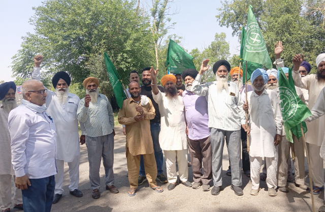 You are currently viewing ਭਾਜਪਾ ਹਰਾਓ ਦੇਸ਼ ਬਚਾਓ ਦੇ ਨਾਅਰਿਆਂ ਨਾਲ ਕਲਾਨੌਰ ‘ਚ ਕਿਸਾਨਾਂ ਵੱਲੋਂ ਦਿਨੇਸ਼ ਬੱਬੂ ਦਾ ਕੀਤਾ ਗਿਆ ਭਾਰੀ ਵਿਰੋਧ