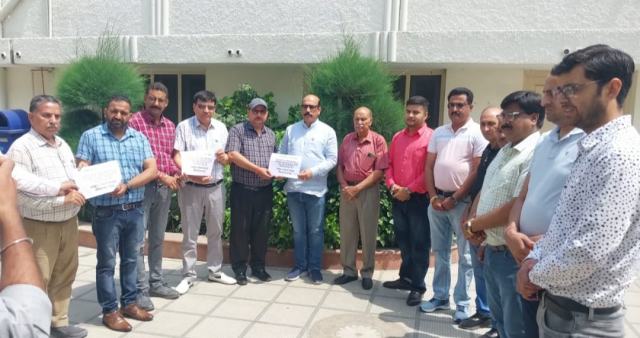 You are currently viewing *ਆਪਣੇ ਦੇਸ਼ ਦੇ ਲੋਕਤੰਤਰ ਨੂੰ ਹੋਰ ਮਜ਼ਬੂਤ ਕਰਨ ਲਈ ਹਰ ਵਿਅਕਤੀ ਆਪਣੇ ਵੋਟ ਦੇ ਹੱਕ ਦਾ ਇਸਤੇਮਾਲ ਜਰੂਰ ਕਰੇ : ਜੋਗਿੰਦਰ ਅੰਗੂਰਾਲਾ*