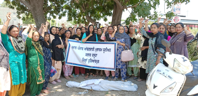 You are currently viewing ਆਂਗਣਵਾੜੀ ਵਰਕਰਾਂ ਤੇ ਹੈਲਪਰਾਂ ਨੇ ਪੰਜਾਬ ਸਰਕਾਰ ਦਾ ਪੁਤਲਾ ਫੂਕਿਆ