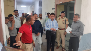 Read more about the article ਜਨਰਲ ਅਤੇ ਪੁਲਿਸ ਅਬਜ਼ਰਵਰ ਨੇ ਅਧਿਕਾਰੀਆਂ ਨਾਲ ਕੀਤਾ ਗਿਣਤੀ ਕੇਂਦਰਾਂ ਦਾ ਦੌਰਾ