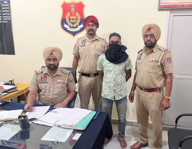 You are currently viewing ਅਦਾਲਤ ਵੱਲੋਂ ਭਗੋੜਾ ਕਰਾਰ ਦਿੱਤੇ ਵਿਅਕਤੀ ਨੂੰ ਪੁਲਿਸ ਨੇ ਕੀਤਾ ਕਾਬੂ
