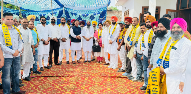 You are currently viewing ਸਾਬਕਾ ਡਾਇਰੈਕਟਰ ਸਤਨਾਮ ਸਿੰਘ ਸੱਤਾ ਤੇ ਹੋਰ ਮੋਹਤਵਾਰ ਵਿਅਕਤੀ ਆਪ ‘ਚ ਹੋਏ ਸ਼ਾਮਲ