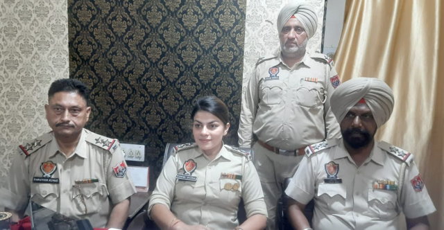 You are currently viewing पुलिस ने सोने की बालिया सनैचिंग करने वाले गिरोह का पर्दाफाश, 3 व्यक्तियों को मोटरसाइकिल, 23 ग्राम सोना और एक इलैक्ट्रोनिक कंड़े सहित किया गिरफ्तार