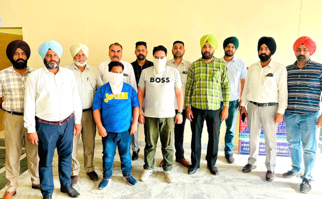 You are currently viewing *ਵਸੀਕਾ ਨਵੀਸ ਤੇ ਉਸ ਦਾ ਸਹਾਇਕ 225000 ਰੁਪਏ ਦੀ ਰਿਸ਼ਵਤ ਲੈਣ ਦੇ ਦੋਸ਼ ਹੇਠ ਵਿਜੀਲੈਂਸ ਬਿਊਰੋ ਵੱਲੋਂ ਗ੍ਰਿਫਤਾਰ*