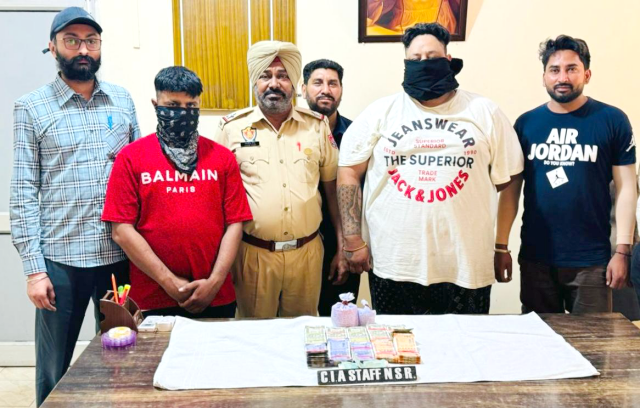 You are currently viewing 02 ਨਸ਼ਾ ਤਸਕਰ 100 ਗ੍ਰਾਮ ਹੈਰੋਇਨ,03 ਲੱਖ 21 ਹਜਾਰ ਰੁਪਏ ਡਰੱਗ ਮਨੀ ਅਤੇ ਕਾਰ ਸਮੇਤ ਆਏ ਪੁਲਿਸ ਅੜਿੱਕੇ 