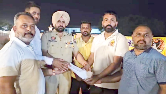 Read more about the article ਪ੍ਰਦਰਸ਼ਨਕਾਰੀਆਂ ਦੇ ਅੱਗੇ ਝੁਕਿਆ ਪ੍ਰਸ਼ਾਸਨ…