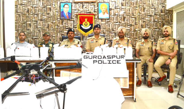 You are currently viewing ਪੁਲਿਸ ਤੇ ਬੀ ਐਸ ਐਫ ਨੇ ਸਾਂਝੇ ਸਰਚ ਅਪ੍ਰੇਸ਼ਨ ਦੌਰਾਨ 10 ਕਿਲੋ 746 ਗ੍ਰਾਮ ਹੈਰੋਇਨ ਸਮੇਤ ਇੱਕ ਡਰੋਨ ਕੀਤਾ ਬਰਾਮਦ