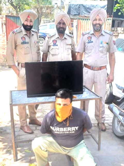 You are currently viewing ਦੁਕਾਨ ਤੋਂ ਐਲਸੀਡੀ ਅਤੇ ਏਸੀ ਚੋਰੀ ਕਰਨ ਵਾਲਾ ਨੌਜਵਾਨ ਆਇਆ ਪੁਲਿਸ ਅੜਿੱਕੇ 