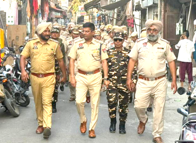 You are currently viewing *ਦਸੂਹਾ ਪੁਲਿਸ ਤੇ ਸੀਮਾ ਸੁਰੱਖਿਆ ਫੋਰਸ ਦੇ ਜਵਾਨਾਂ ਨੇ ਸਯੁੰਕਤ ਤੌਰ ਤੇ ਕੱਢਿਆ ਫਲੈਗ ਮਾਰਚ*